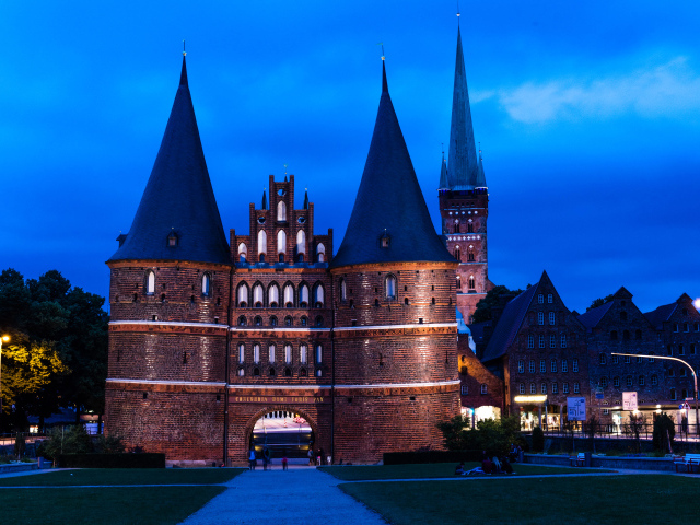 Старинный музей Хольстентор, город Любек. Германия 