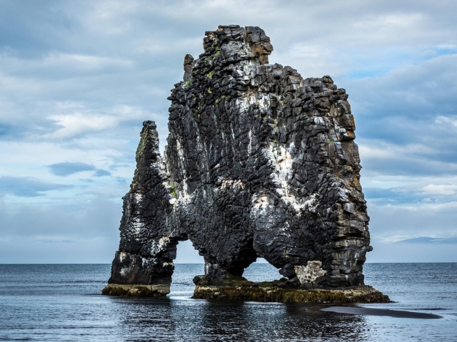 Необычная скала Хвитсеркюр, полуострова Ватнснес. Исландия 