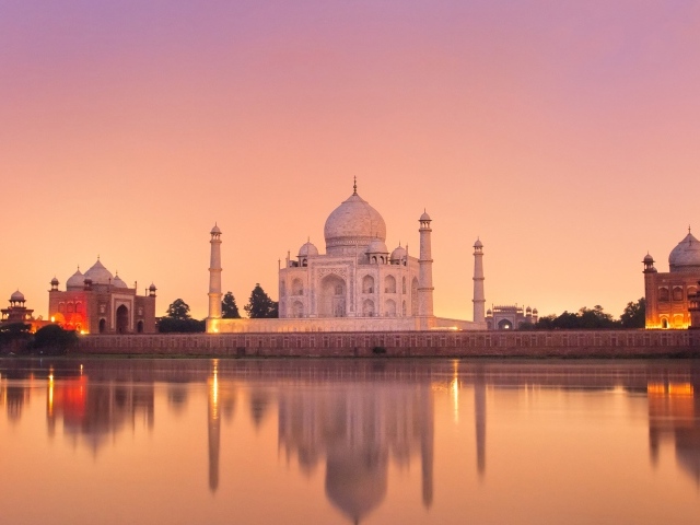 Красивый вид на старинный мавзолей Тадж Махал, Индия 