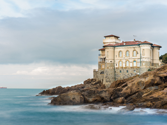 Старинное здание Boccale Castle на побережье, Италия