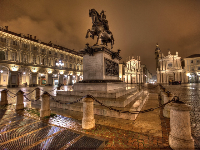 Памятник герцогу Савойскому Эммануилу Филиберту в свете ночных фонарей на площади Сан - Карло, Турин. Италия
