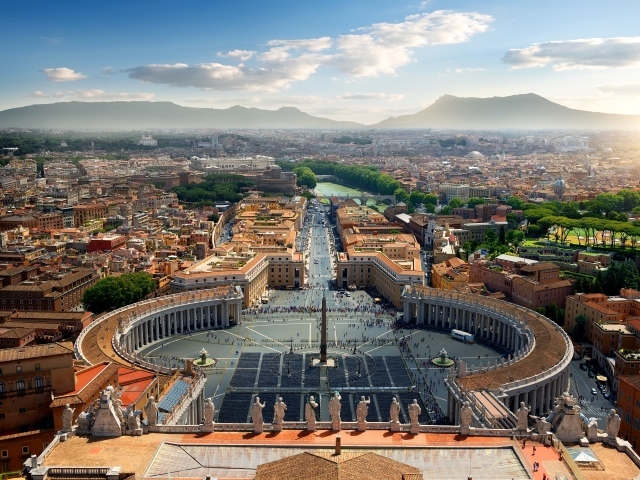Вид сверху на городскую площадь Ватикана, Италия