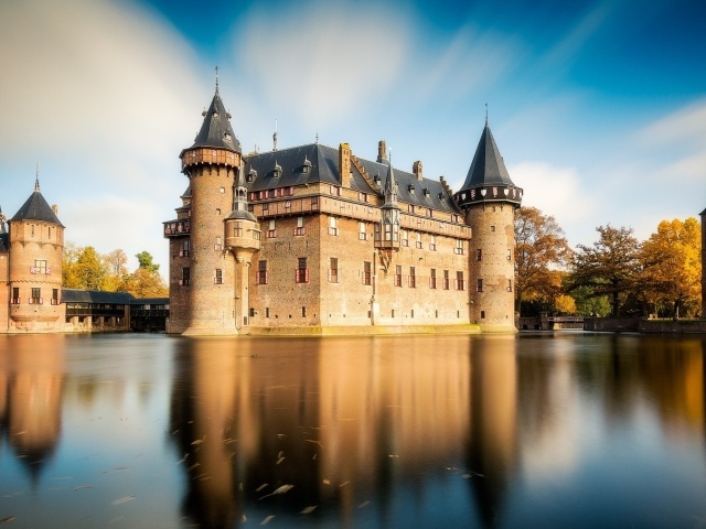 Старинный замок на воде Де-Хаар, Нидерланды 
