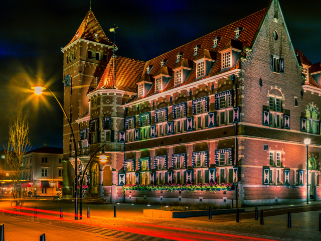 Красивый дом на вечерней улице, Нидерланды 