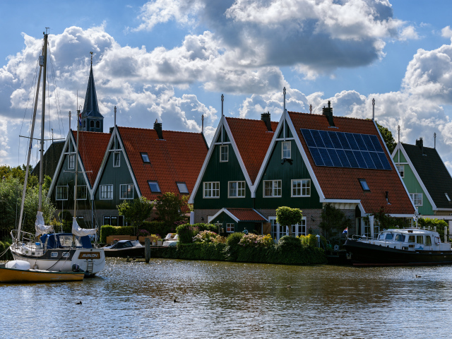 Красивый дом на причале у реки в городе West-Graftdijk, Нидерланды