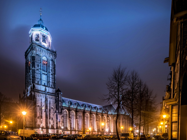 Храм в свете фонарей на ночной улице в городе Девентер, Нидерланды