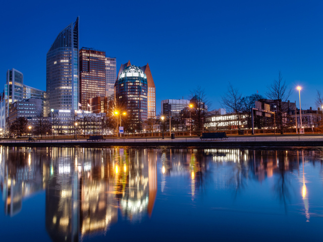 Ночной город Гаага отражается в воде, Нидерланды 