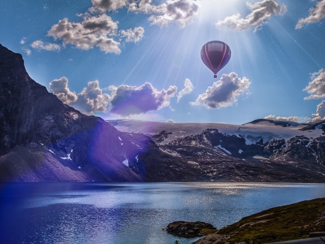 Воздушный шар в лучах солнца, Лофотенские острова, Норвегия 