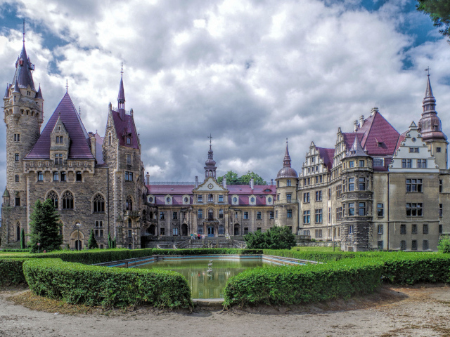 Красивый старинный Мошненский Замок, Польша