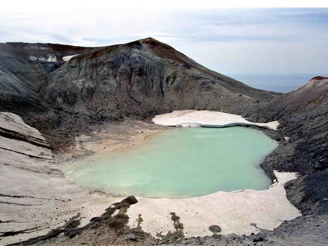 Вулкан Эбеко,  остров, Парамушир Большая Курильская гряда. Россия 