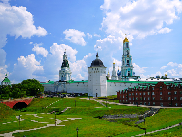 Зеленый газон у Троице-Сергиевой лавры летом, Россия 