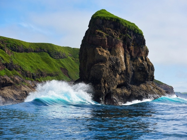 Скала на острове Шикотан, Курильские острова. Россия 