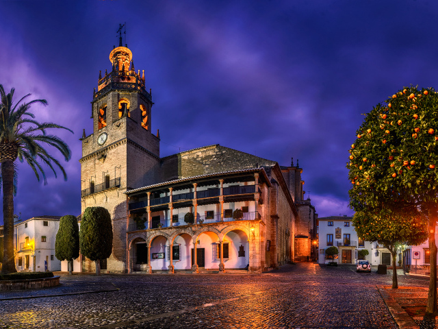Архитектура городской площади города Ронда, Испания 