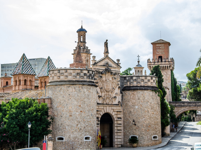 Старинный замок Бельвер город Пальма на острове Мальорка, Испания