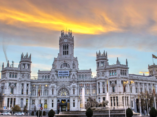 Музей Cybele Palace на фоне неба, Мадрид. Испания 