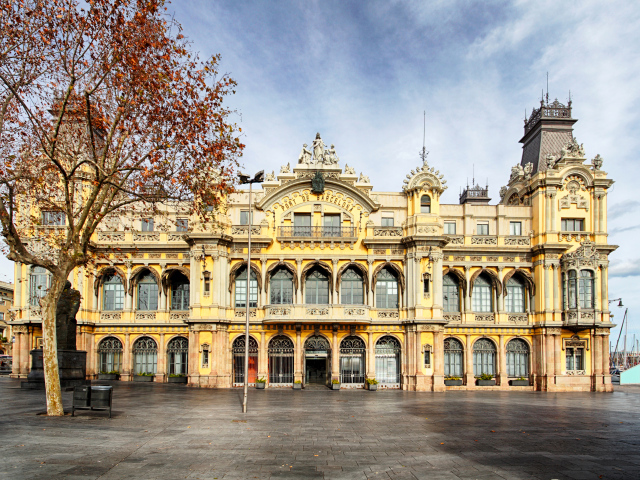 Здание морского порта, Барселона. Испания 
