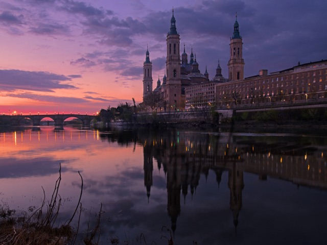 Храм Нуэстра-Сеньора-дель-Пилар отражается в воде, Испания