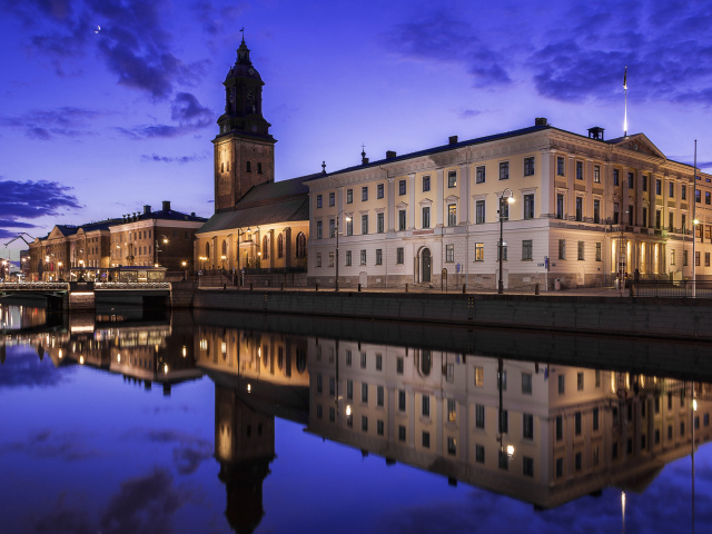 Красивое старинное здание в городе Гётеборг отражается в реке, Швеция