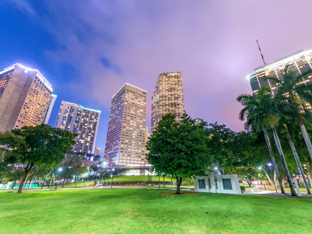 Вид на ночные небоскребы города Майами из городского парка, Флорида. США