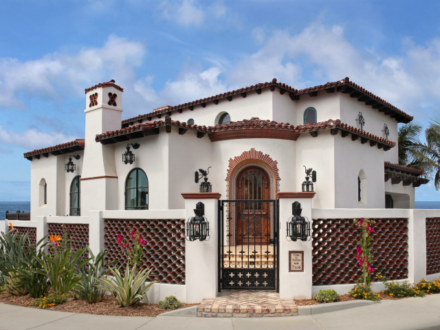 Красивый дизайнерский особняк под голубым небом, Калифорния. США