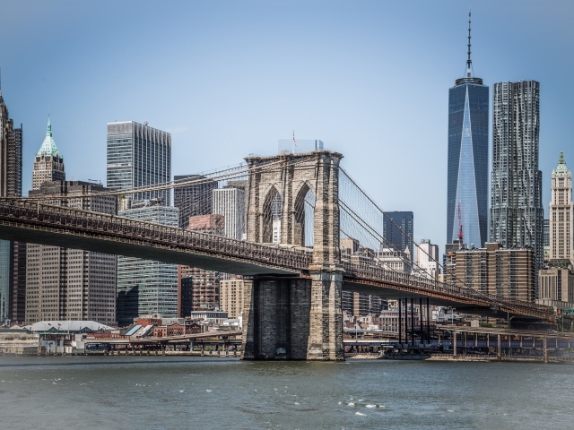 Бруклинский мост с видом на город Манхэттен. США