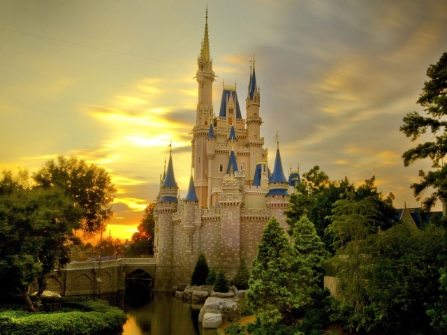 Замок Золушки на закате, Диснейленд, Калифорния. США 