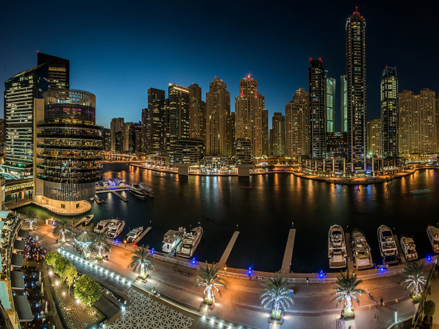 Панорама ночных небоскребов и причала, Дубай. ОАЭ