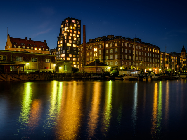 Вечерние огни домов города Копенгаген у причала, Дания