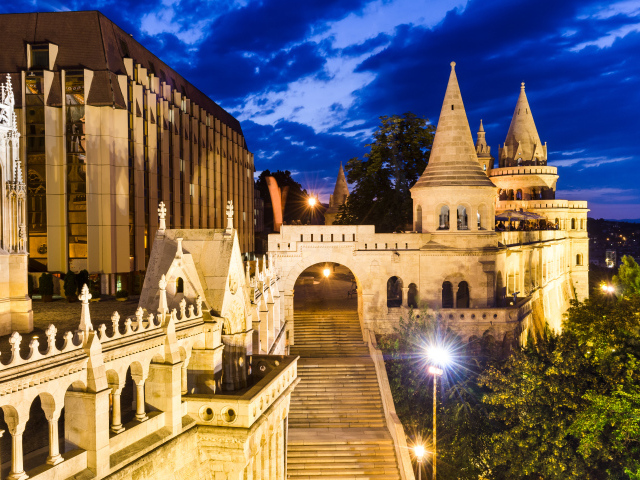 Высокая лестница в старинном замке в свете ночных фонарей, Будапешт