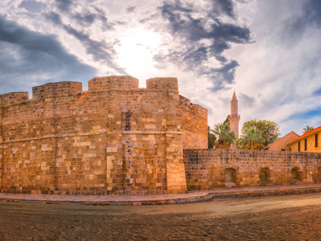 Вид на старинный Ларнакский замок под красивым небом, республика Кипр