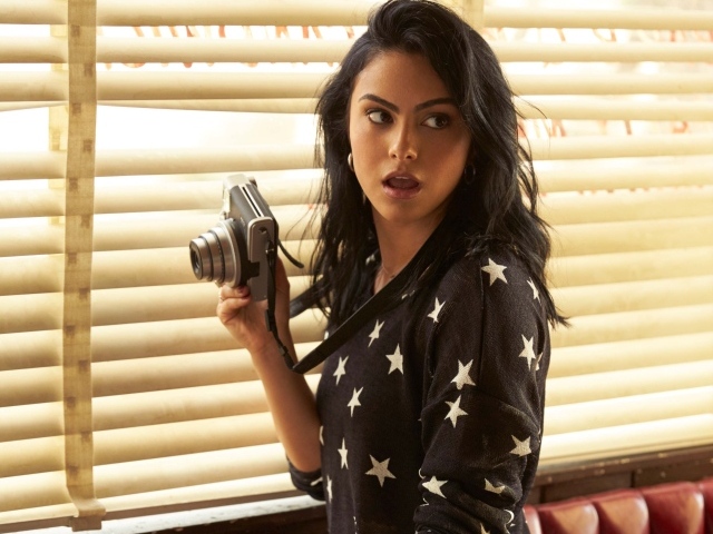 Актриса Камила Мендес с фотоаппаратом в руках