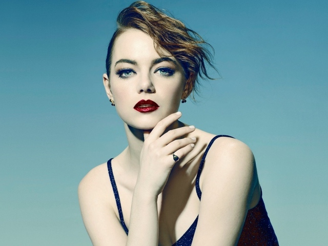 Актриса Эмма Стоун с яркими красными глазами 