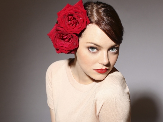 Актриса Эмма Стоун с красными розами в волосах 