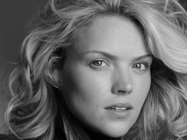 Актриса Эрин Ричардс черно - белое фото