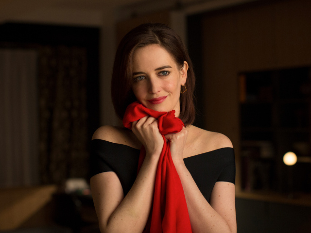 Актриса Ева Грин с красным шарфом в руках