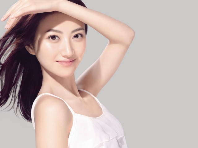 Актриса Цзин Тянь в белом платье фото на сером фоне