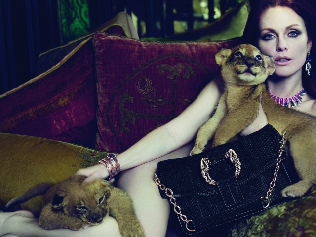 Актриса Джулианна Мур лежит на диване с маленькими львятами