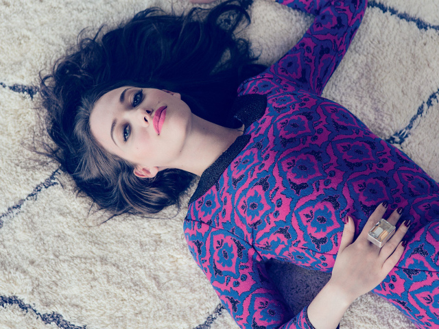 Актриса Кэт Деннингс лежит на ковре в красивом платье
