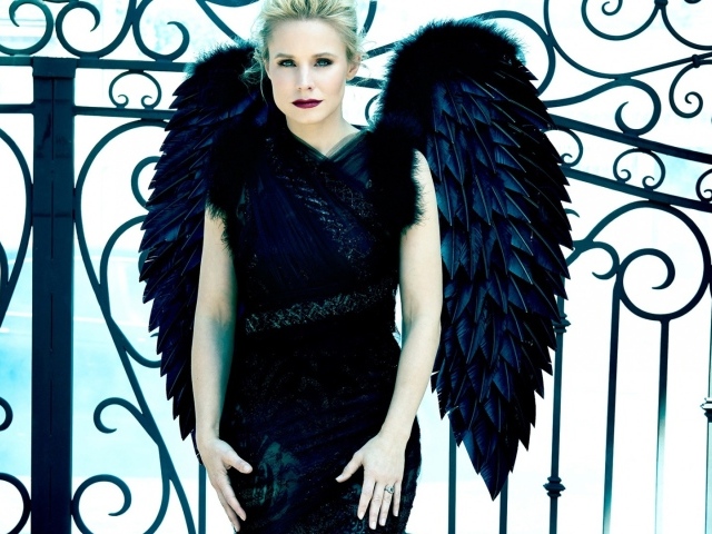 Актриса Кристен Белл в черном платье с крыльями 