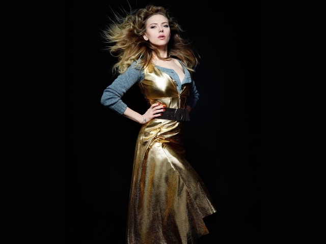 Актриса Скарлетт Йоханссон в красивом платье на черном фоне