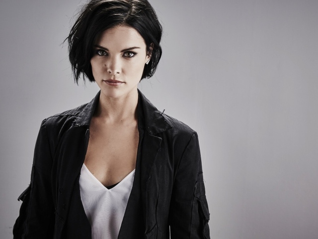 Актриса брюнетка Адриа Архона фото на сером фоне