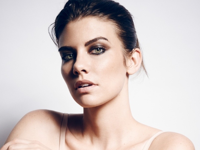 Актриса брюнетка Лорен Коэн 