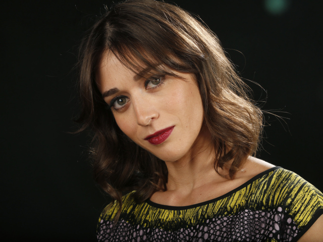 Актриса брюнетка Лиззи Каплан 