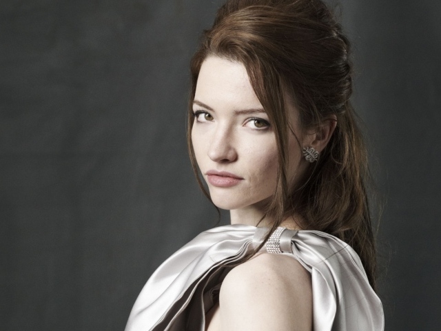 Актриса брюнетка Талула Райли 