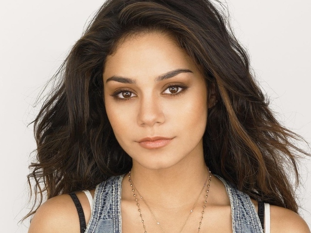 Актриса брюнетка Ванесса Хадженс 