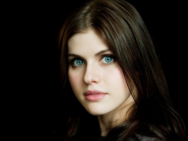 Актриса с красивыми глазами Александра Даддарио фото на черном фоне
