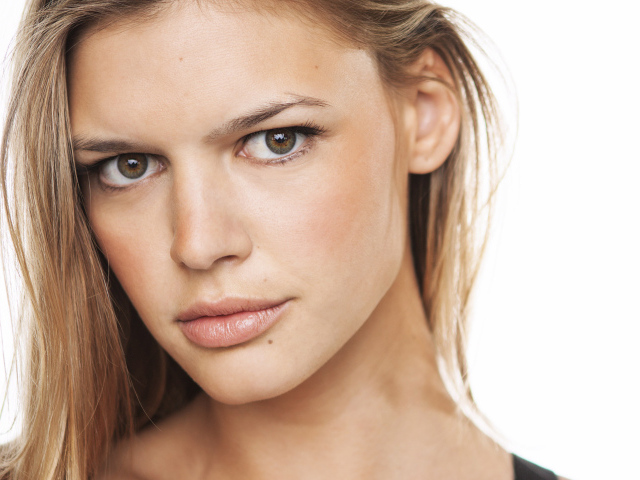 Американская актриса, модель Келли Рорбах фото на белом фоне