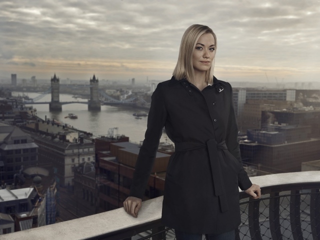 Австралийская актриса Ивонн Страховски в черном пальто