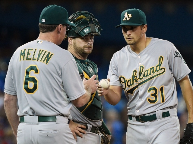 Тренер  по бейсболу Боб Мелвин с бейсболистами 