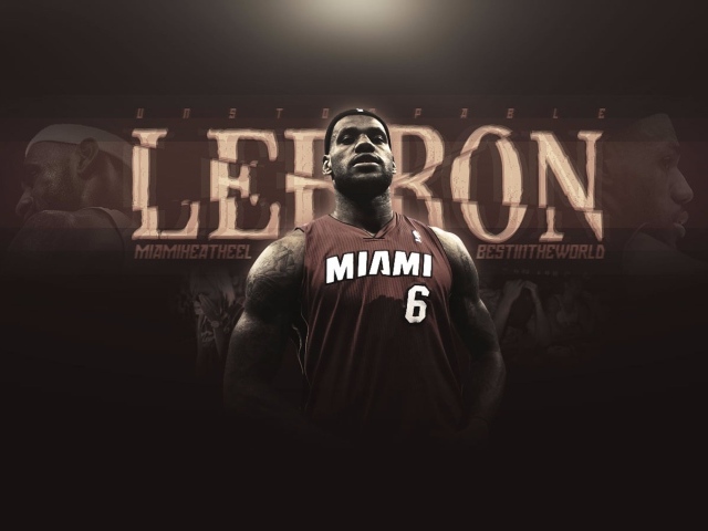 Баскетболист Леброн Джеймс в футболке Майами Хит 